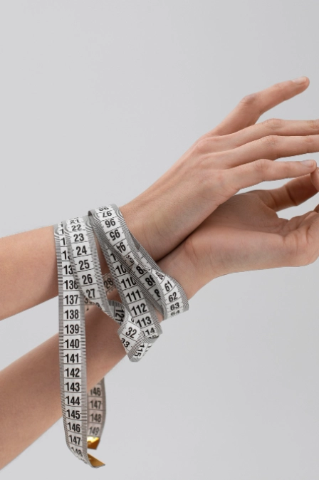 человек моет руки при окр